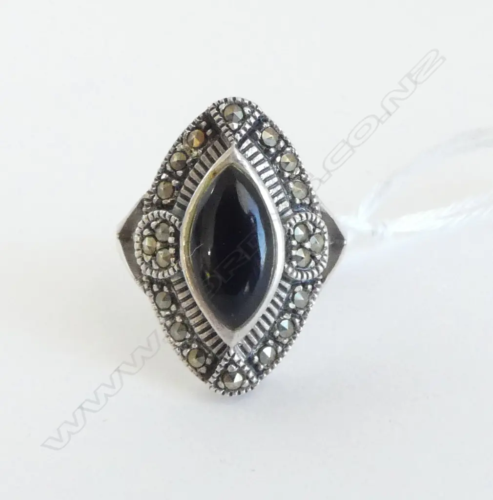 STG SILVER MARCASITE & ONYX DRESS RING  SIZE O Image 1++