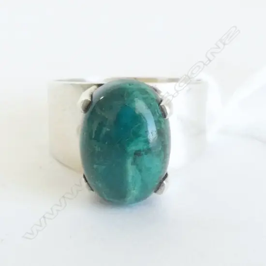HEAVY SILVER & MALACHITE OVAL CABOCHON RING, 8.1gm SIZE Q1/2
