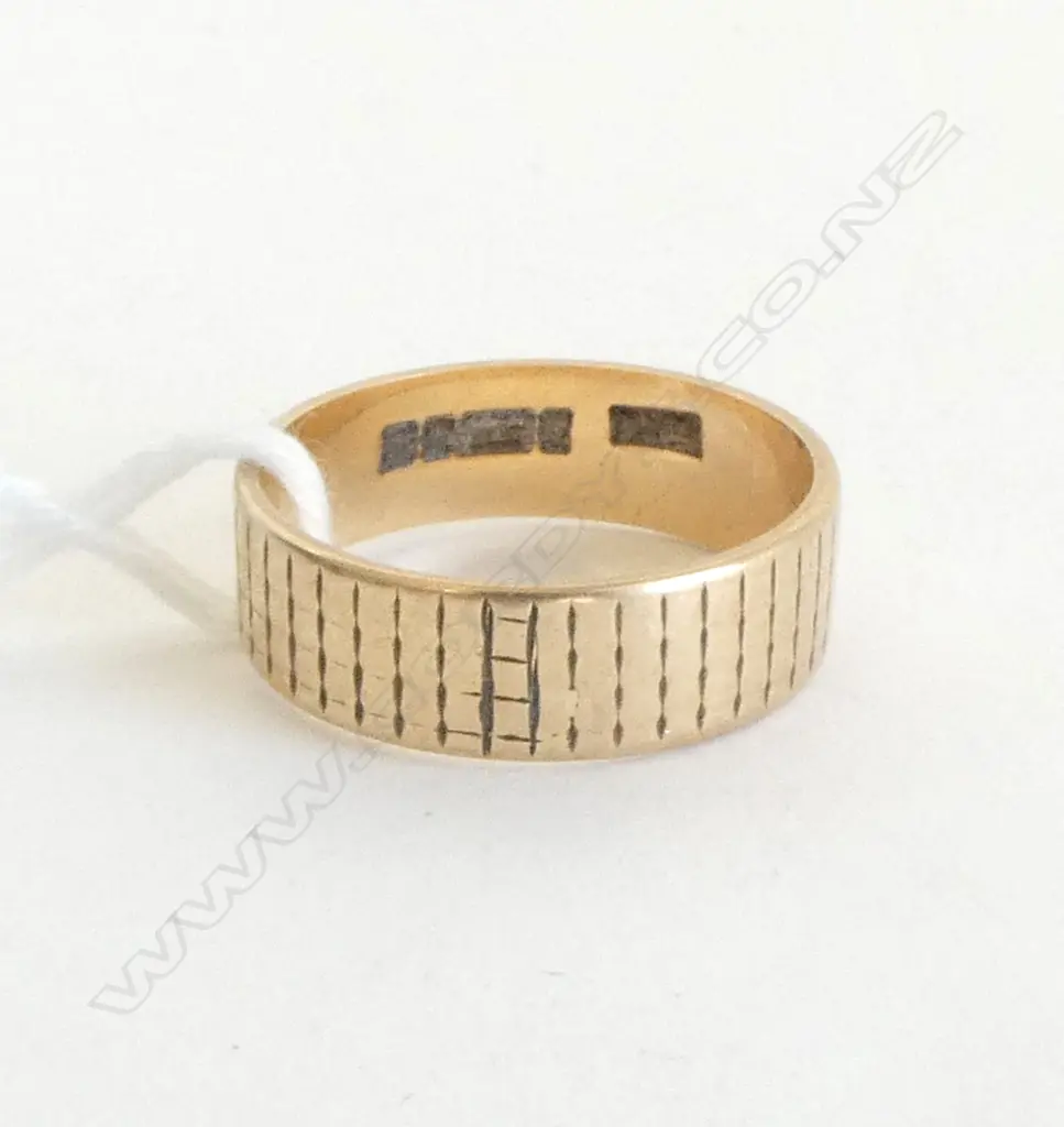 9ct GOLD BAND RING fine grid pattern 2.8gms SIZE L Image 1++