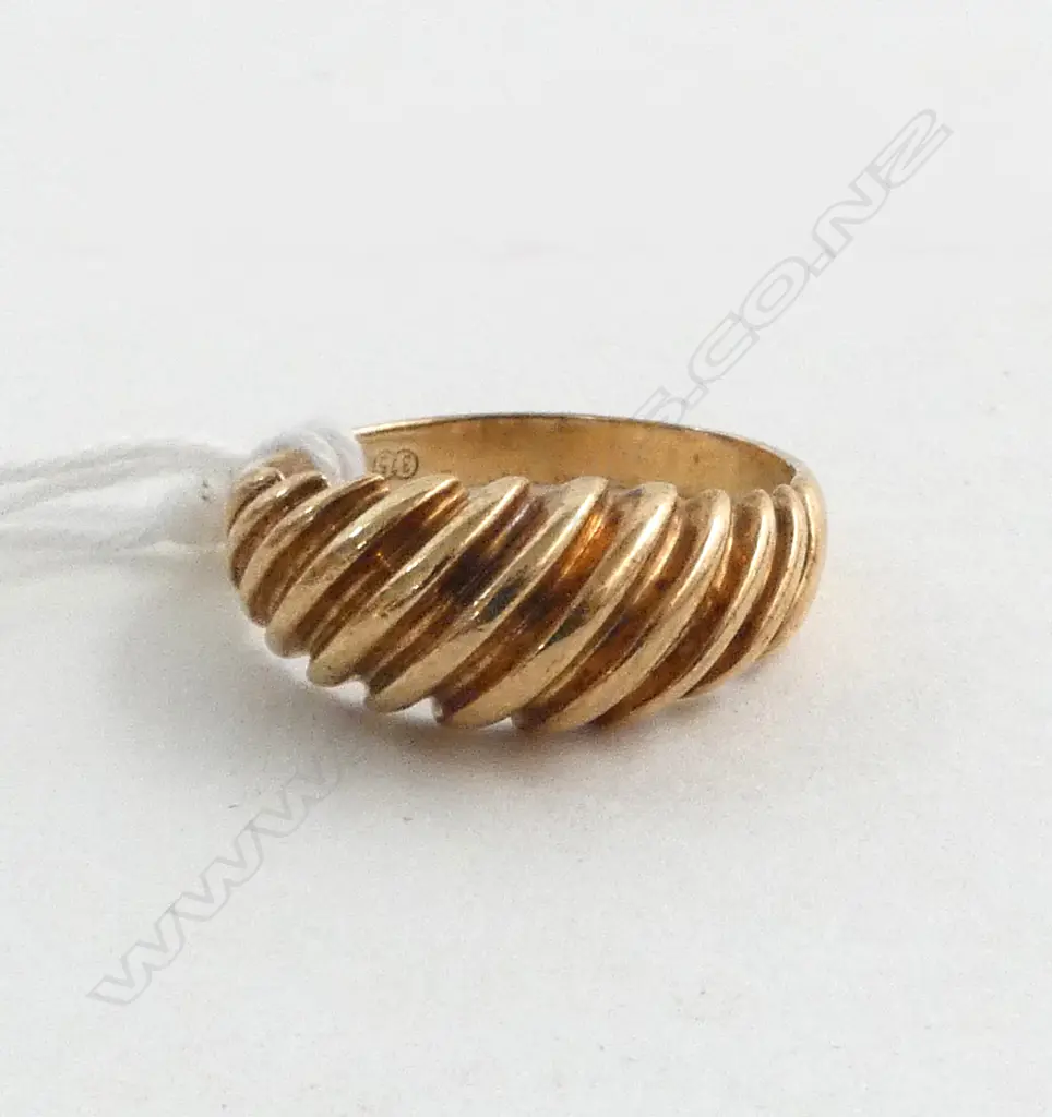 9ct GOLD RIBBED DOME TOPPED RING 3.44gms SIZE P Image 1++