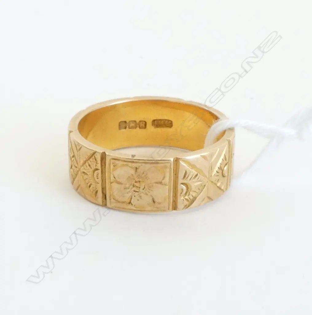 18ct SUBSTANTIAL BAND RING  antique design 8gms SIZE P1/2 Image 1++