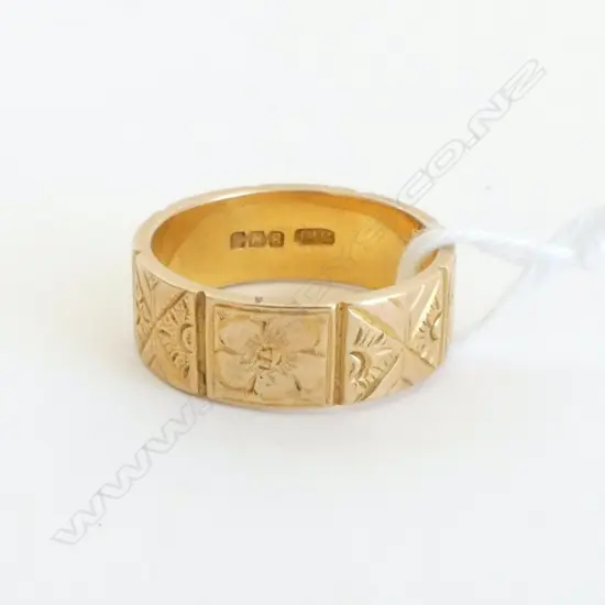 18ct SUBSTANTIAL BAND RING  antique design 8gms SIZE P1/2