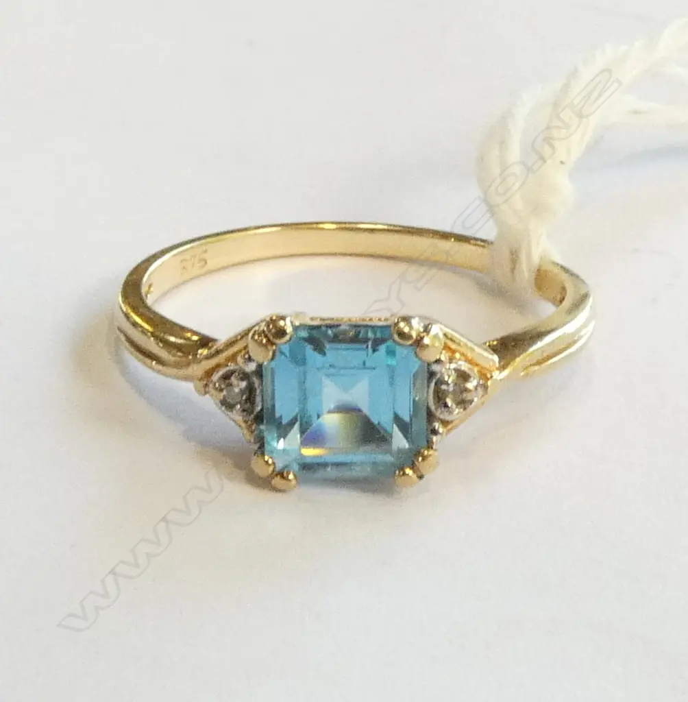 9CT YELLOW GOLD & BLUE TOPAZ RING w. 2 SMALL SHOULDER DIAMONDS SIZE O  1.7gms Image 1++