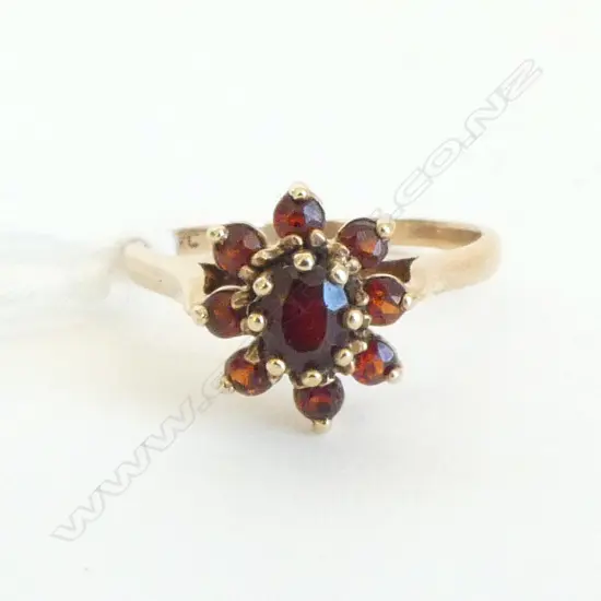 9ct GARNET CLUSTER RING, 2.1gm SIZE N