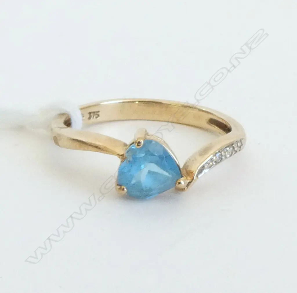 9ct BLUE TOPAZ HEART SHAPED RING w. SHOULDER DIAMONDS, 2.1gm SIZE O Image 1++