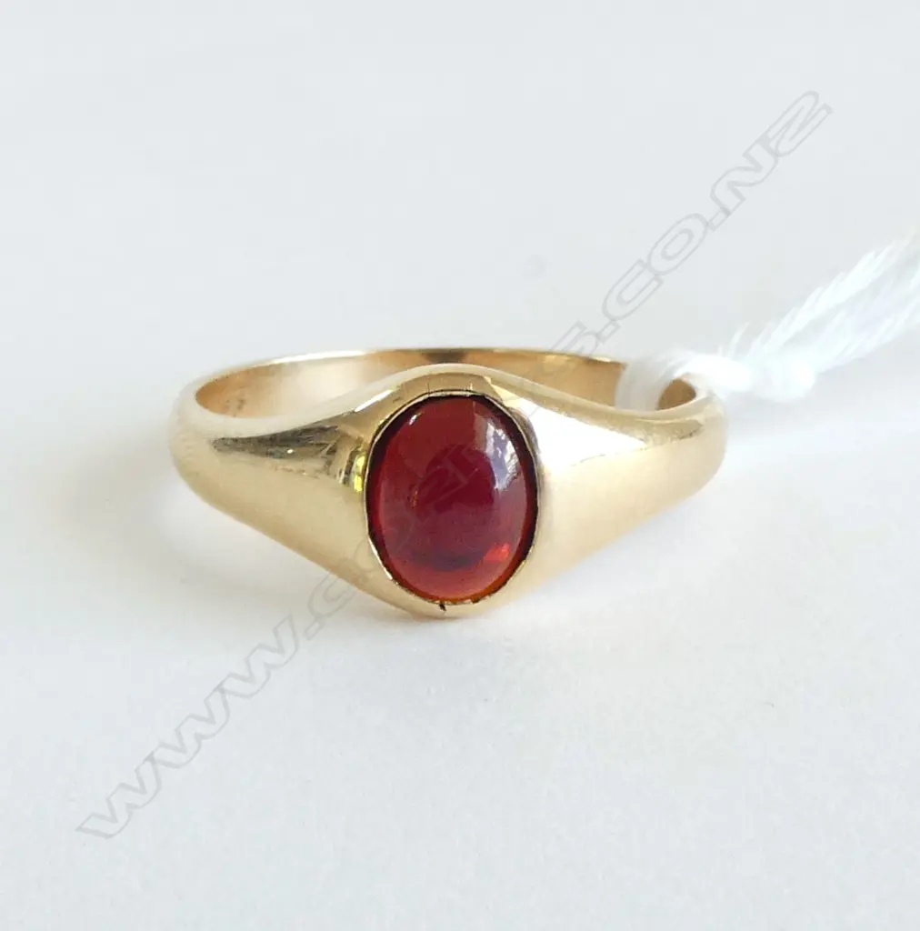 9ct GARNET CABOCHON SET RING, SIZE P, 3.1gm Image 1++