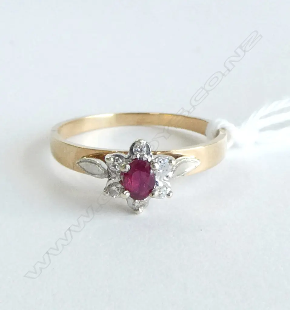 9ct RUBY & DIAMOND CLUSTER RING, 1.8gm SIZE N1/2 Image 1++