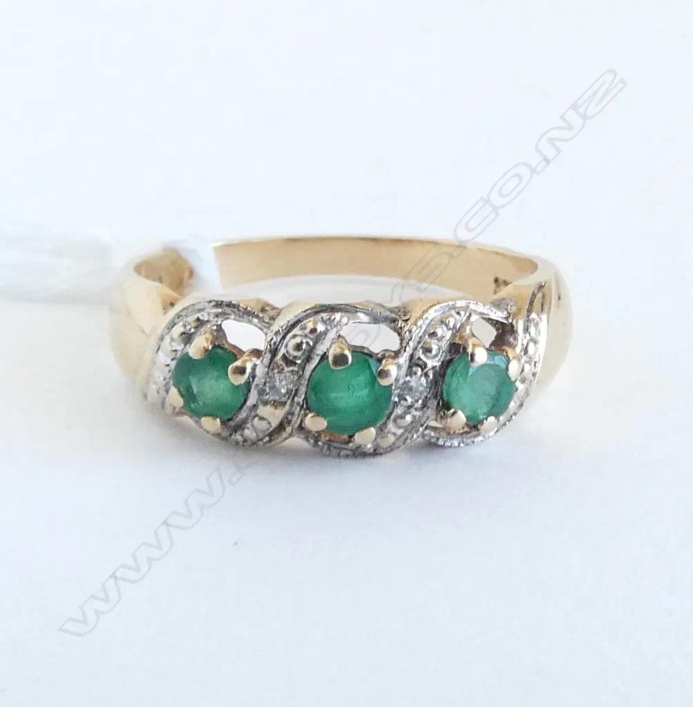 9ct EMERALD & DIAMOND RING, 2.6gm SIZE N Image 1++