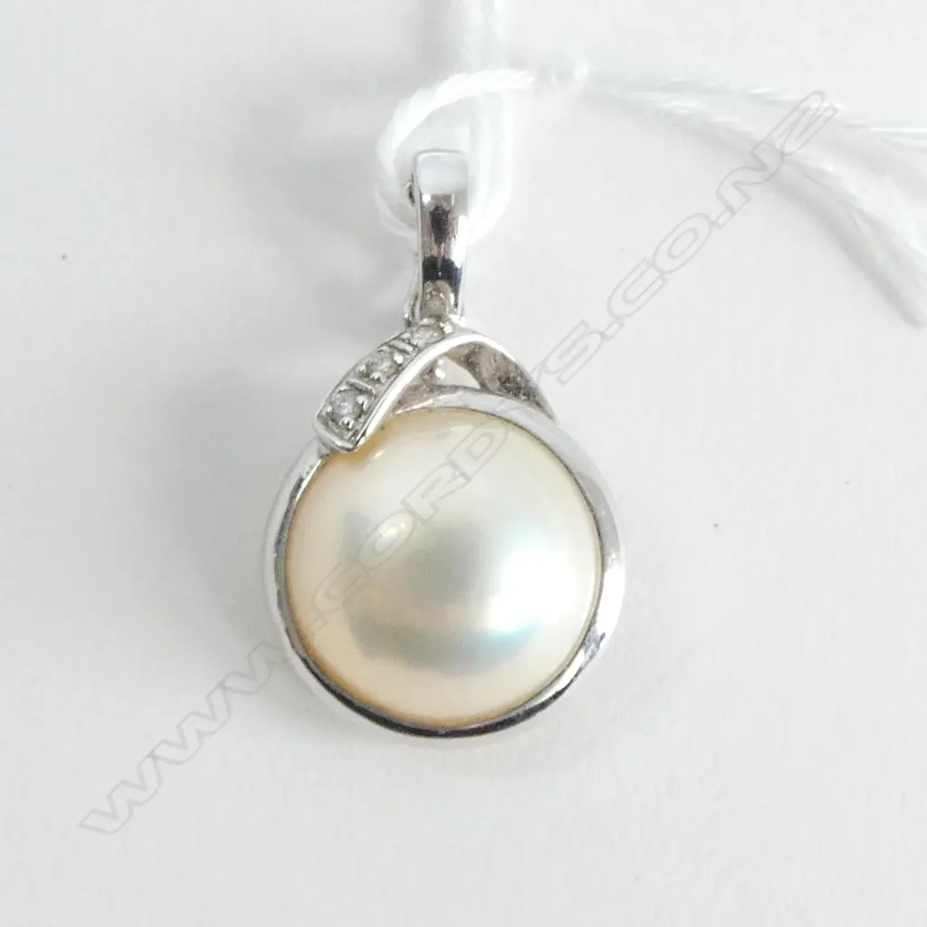 **RTV** 14ct WHITE GOLD, DIAMOND & PEARL MABE PENDANT, 3.6gm Image 1++