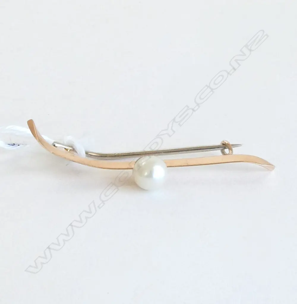 9ct ROSE GOLD & PEARL BAR BROOCH, 2.1gm Image 1++