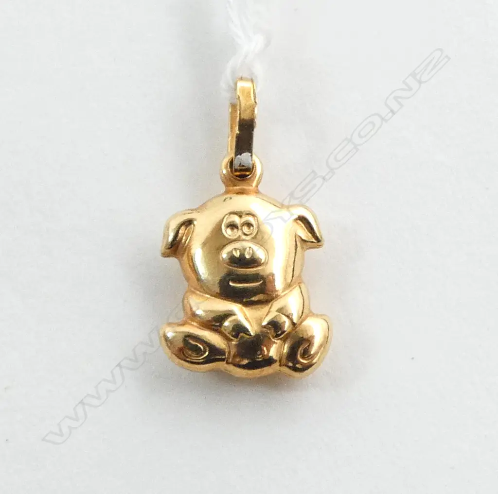 9ct gold comical pig charm / pendant 0.73gm Image 1++