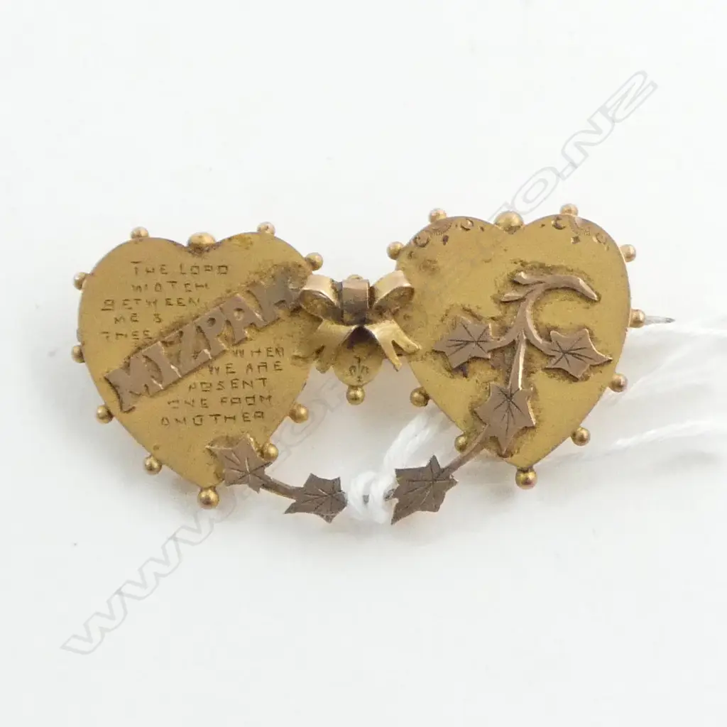 c1900 9ct GOLD MIZPAH BROOCH double heart 'The Lord watch between me & thee...' 3gms Image 1++