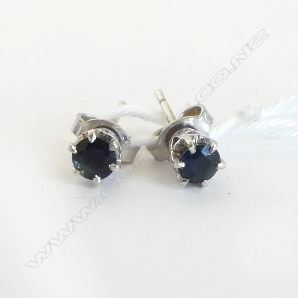 PR 9cT WHITE GOLD & SOLITAIRE SAPPHIRE EARRINGS Image 1++