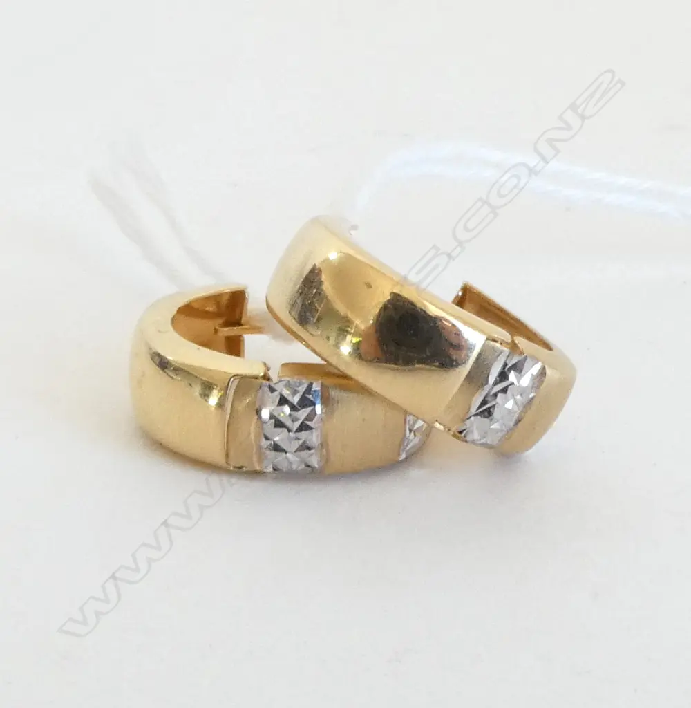 PR 18ct GOLD HUGGIE TYPE EARRINGS 3.15gms Image 1++