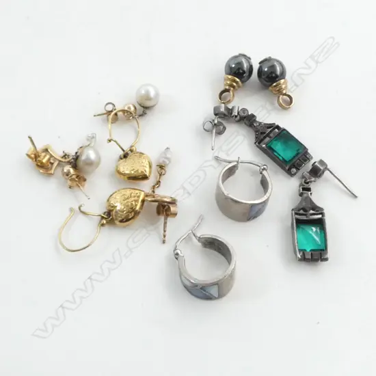 ASSORTED SILVER/GOLD/COSTUME EARRINGS
