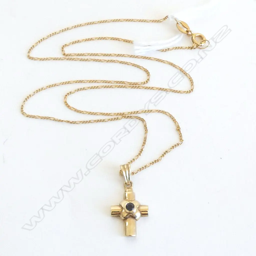 9ct GOLD & SAPPHIRE PENDANT ON 9ct CHAIN 2.68gms Image 1++