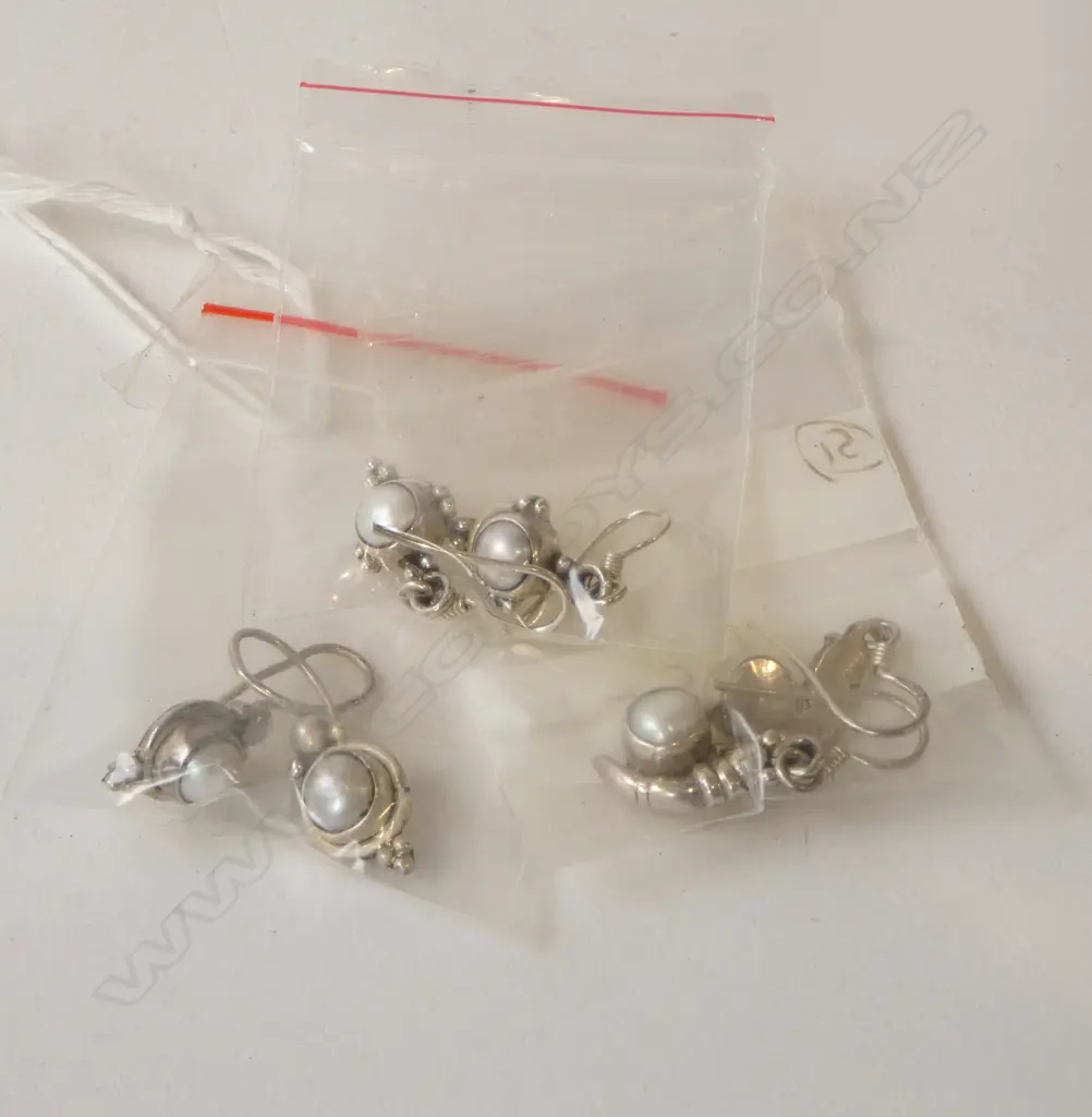 4 PRS SILVER & PEARL EARRINGS Image 1++