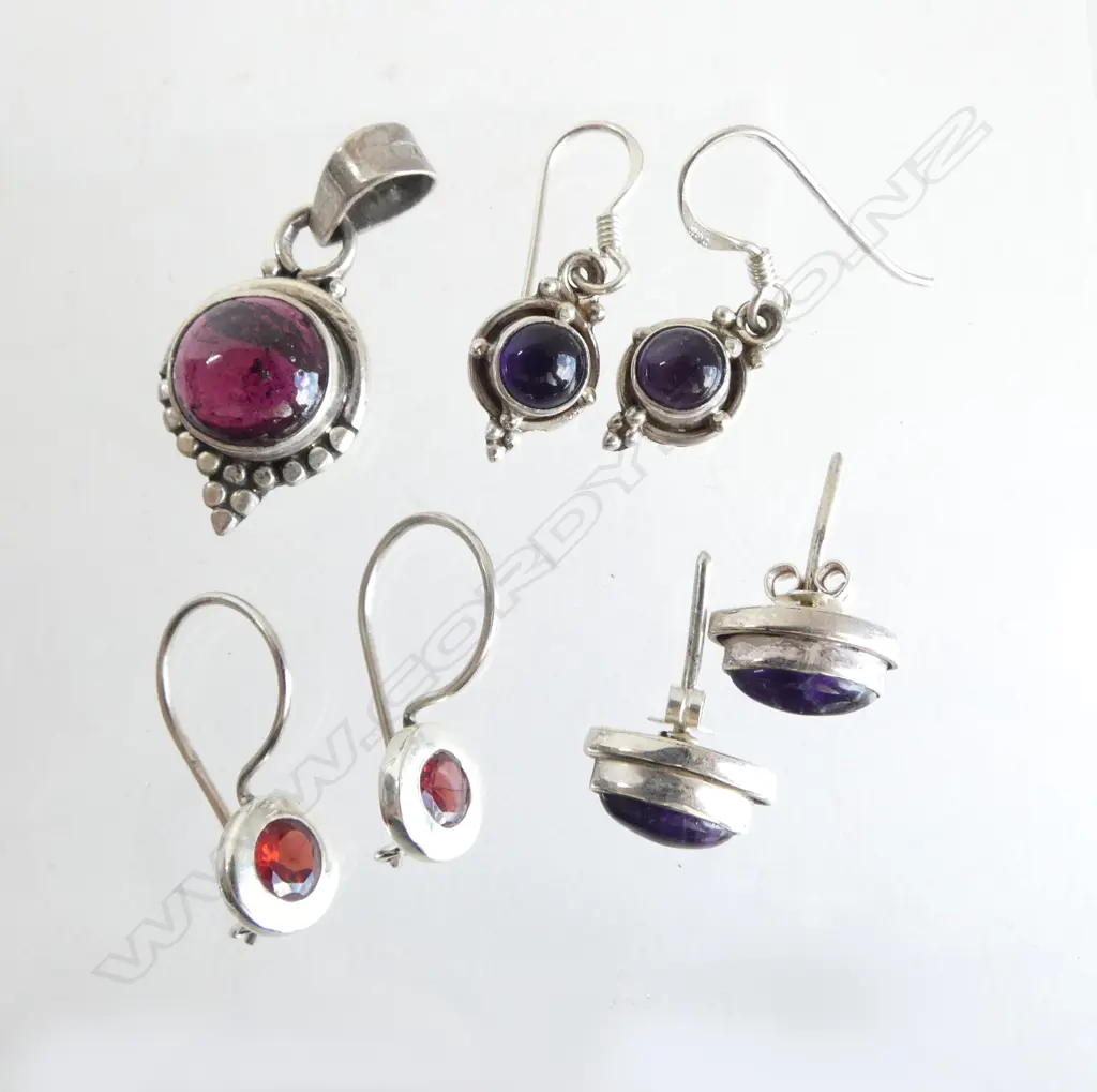 3 PRS SILVER & GARNET EARRINGS & SILVER & GARNET PENDANT Image 1++