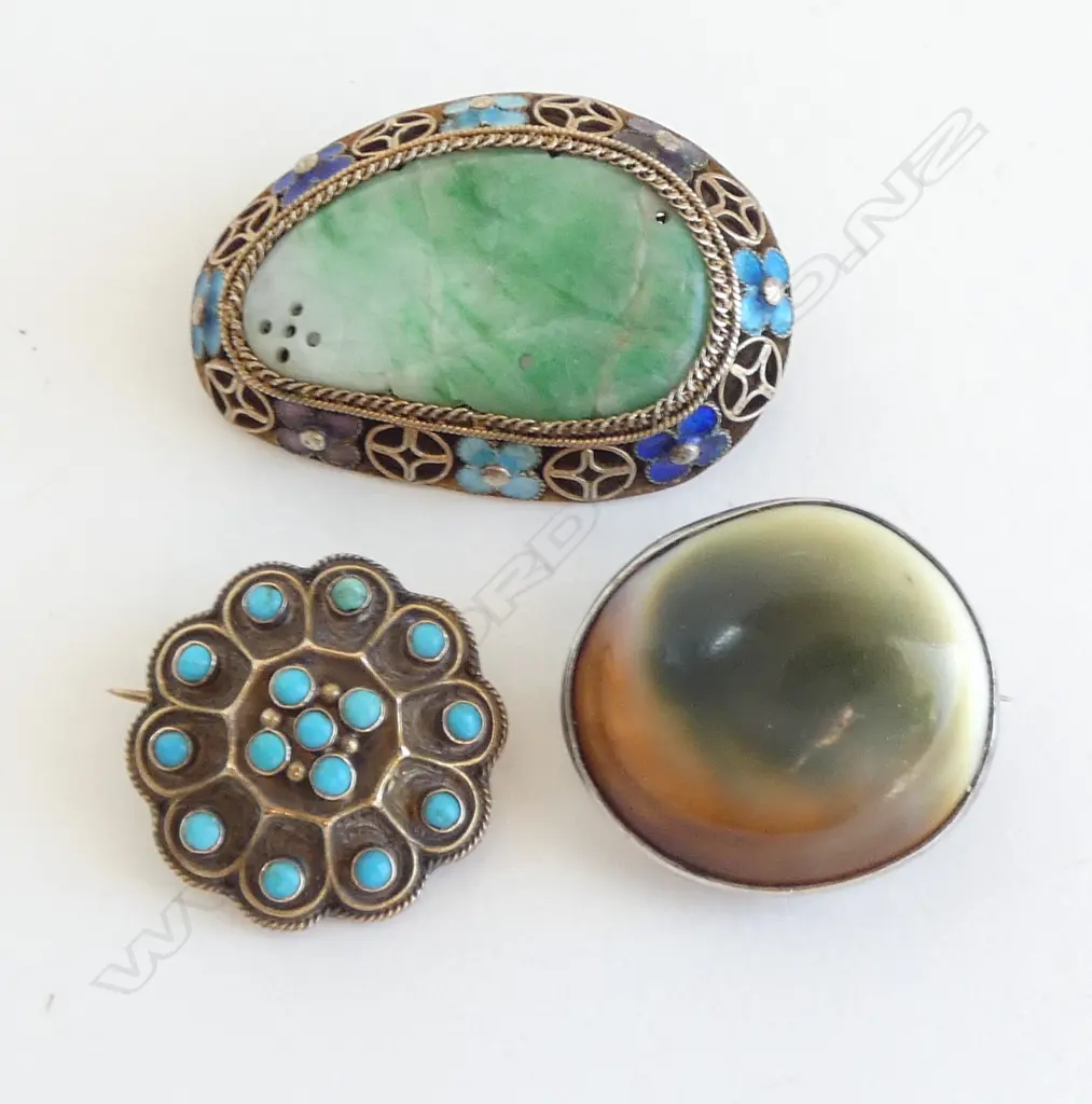 3 BROOCHES; CATSEYE, PINCHBECK & CHINESE JADE (with hair line crack) W.40mm Image 1++