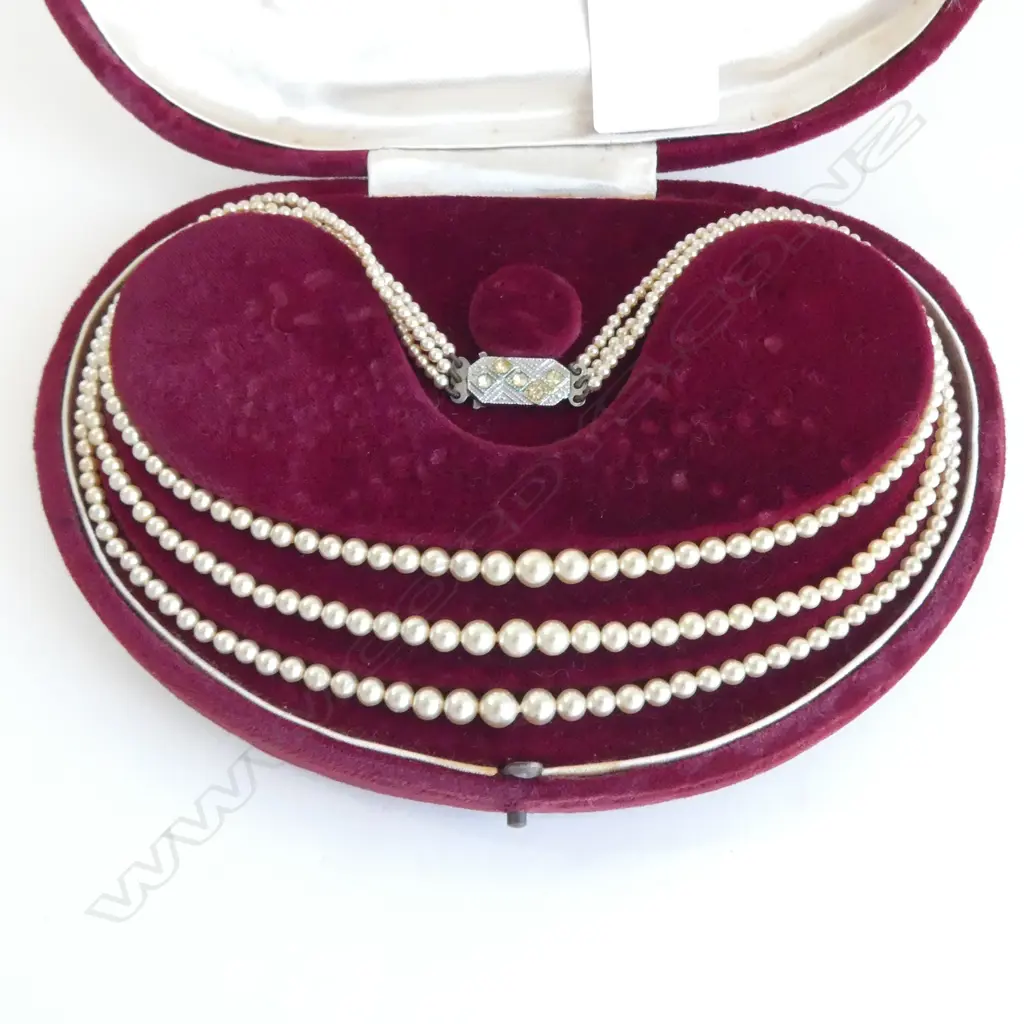 EARLY 20thC GRADUATED SIMULATED PEARL NECKLACE IN ORIGINAL LA RONDE BOX Image 1++