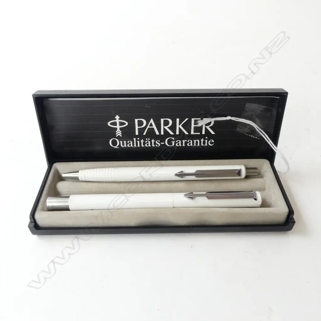 2 VINTAGE PARKER PENS IN CASE  Image 1++