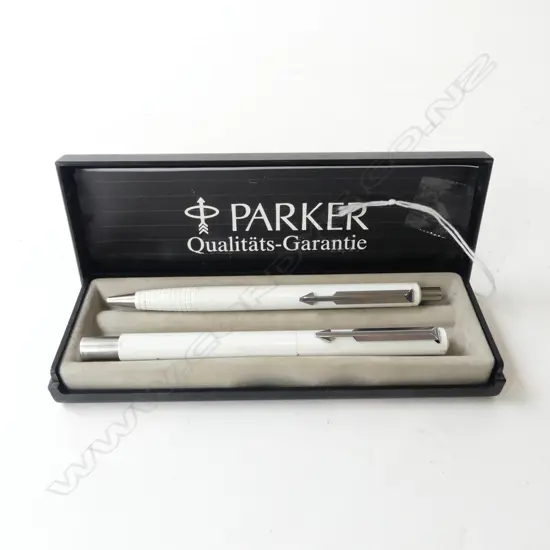 2 VINTAGE PARKER PENS IN CASE 