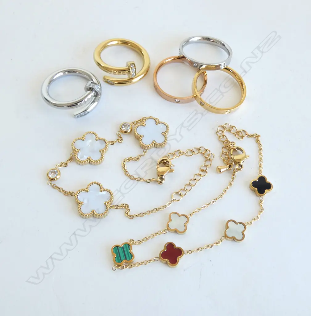 7 PCS COSTUME JEWELLERY; 2 CLOVER DESIGN BRACELETS, 3 STACKABLE RINGS & 2 NAIL RINGS Image 1++