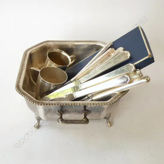 10 EP KNIVES, 2 MUGS, 2 ROYAL WORCESTER PLATES & DISH