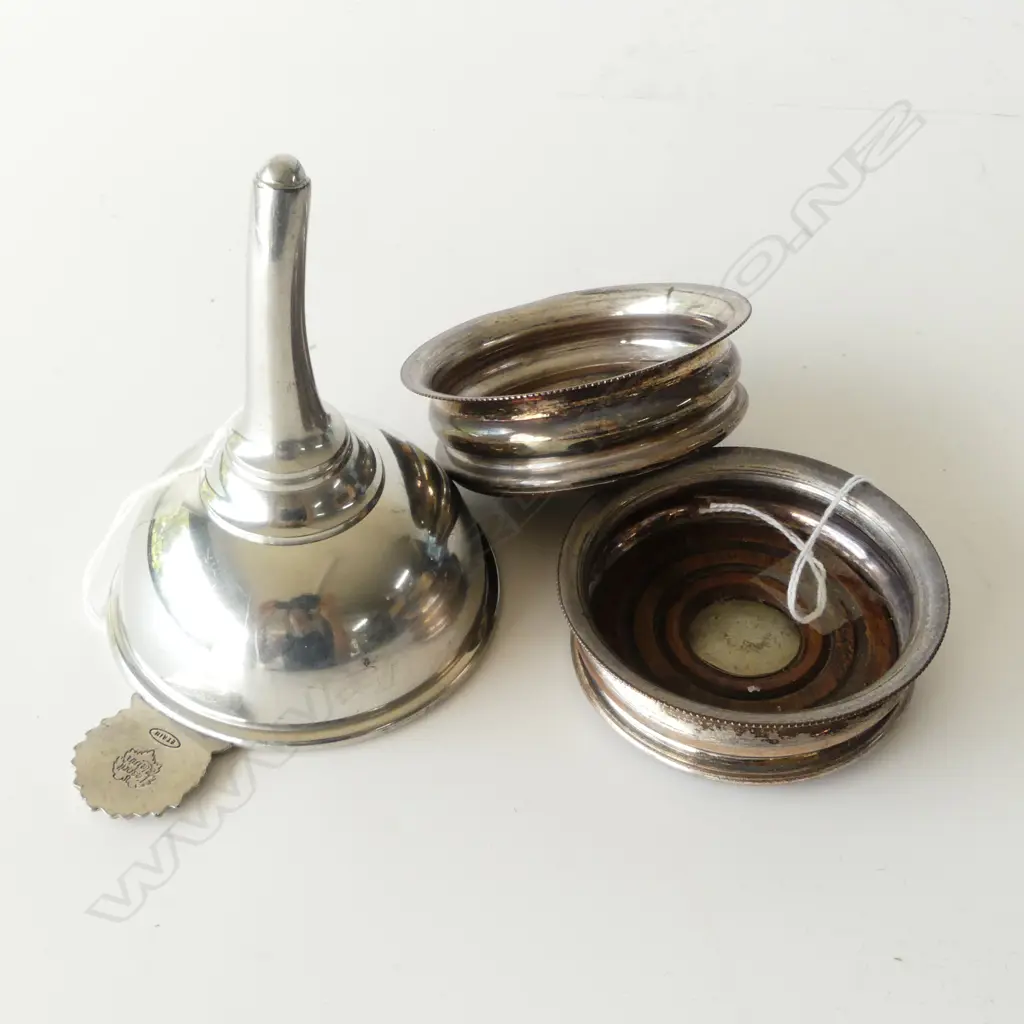 PR SMALL SIZE GEO S/PLATED WINE COASTERS DIA85 &ETAIN METAL WINE FUNNEL L120MML Image 1++