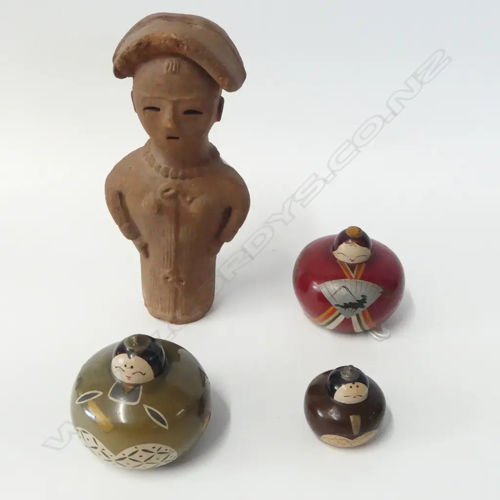 ANTIQUE JAPANESE TERRACOTA BURIAL FIGURE, H.165mm (some loses) & 3 VINTAGE LACQUERED OUCHI-NURI HINA DOLLS, H.55,35mm Image 1++