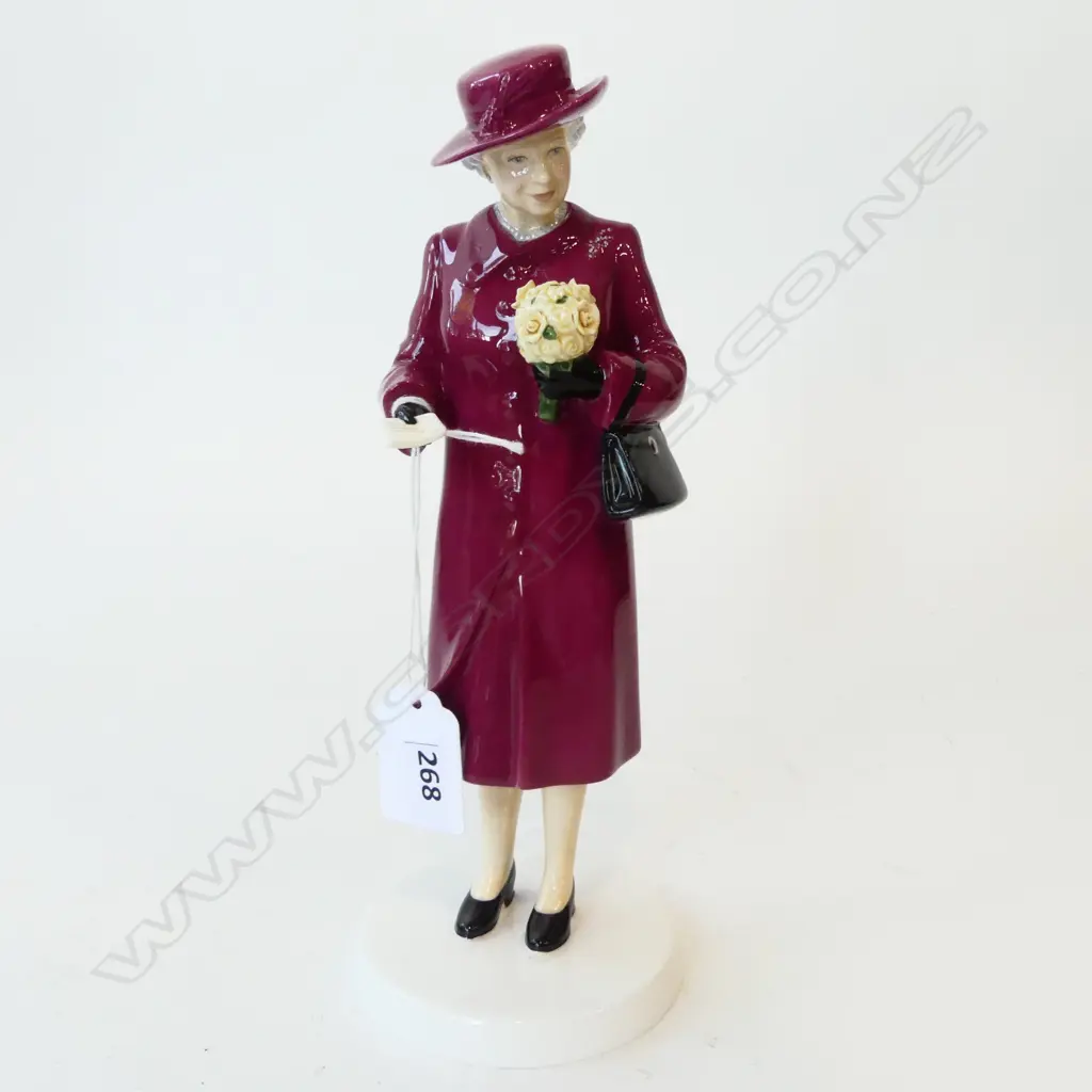 RD FIGURINE BIRTHDAY CELEBRATION QUEEN ELIZIBETH 2 H230MM Image 1++
