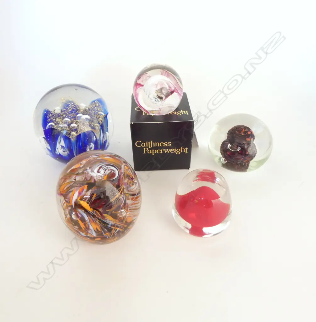 BOXED CAITHNESS PAPERWEIGHT, HOGLUND & 3 OTHER ART GLASS PAPERWEIGHTS Image 1++