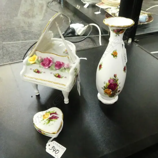 3PCS R/ALBERT OLD COUNTRY ROSE CHINA GRAND PIANO W120MM VASE H190MM & HEART LIDDED BOX DIA 60MM