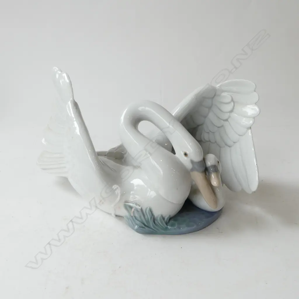 BOXED NAO SWAN & CYGNET FIGURE GROUP W.300mm Image 1++