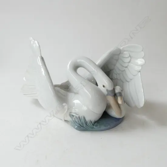 BOXED NAO SWAN & CYGNET FIGURE GROUP W.300mm