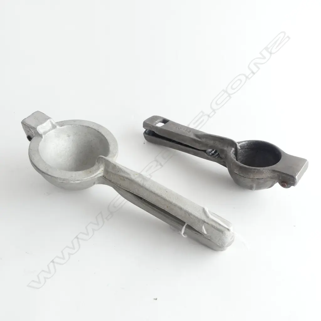 2 ALUMINIUM CITRUS JUICERS L.260mm Image 1++