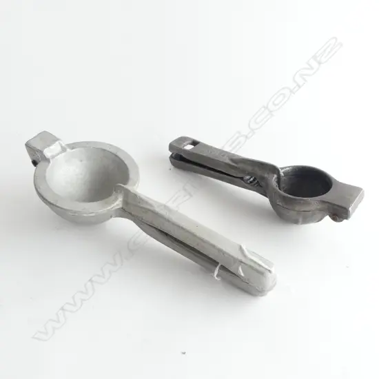 2 ALUMINIUM CITRUS JUICERS L.260mm