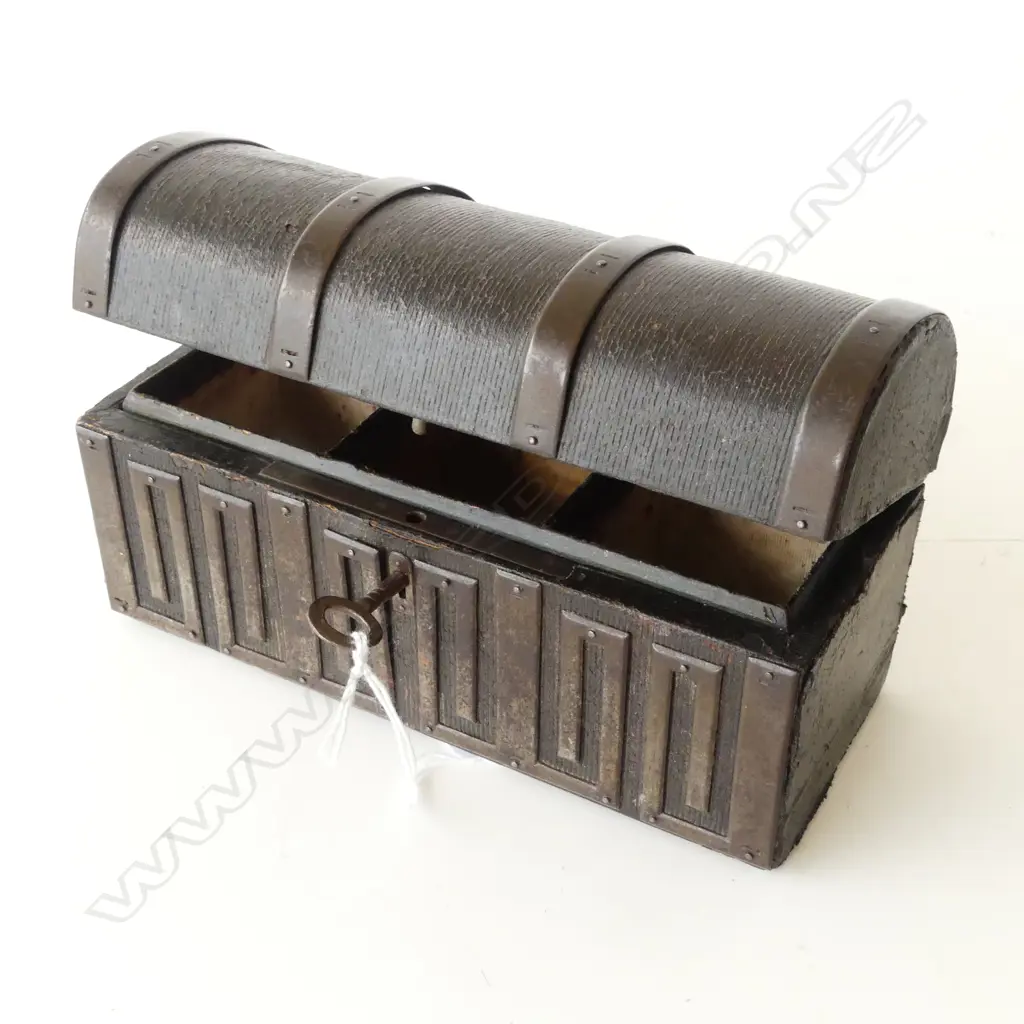 19thC LEATHER & METAL COVERED WOODEN SMALL TRUNK BOX 3 section ink bottle? interior L.170mm with key Image 1++