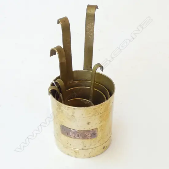 6 FRENCH COPPER KITCHEN MEASURES largest 1/2 liter H.175mm