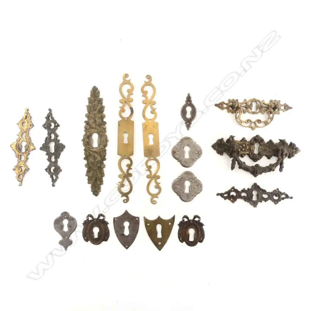 COLLECTION VINTAGE BRASS/METAL FURNITURE HARDWARE Image 1++
