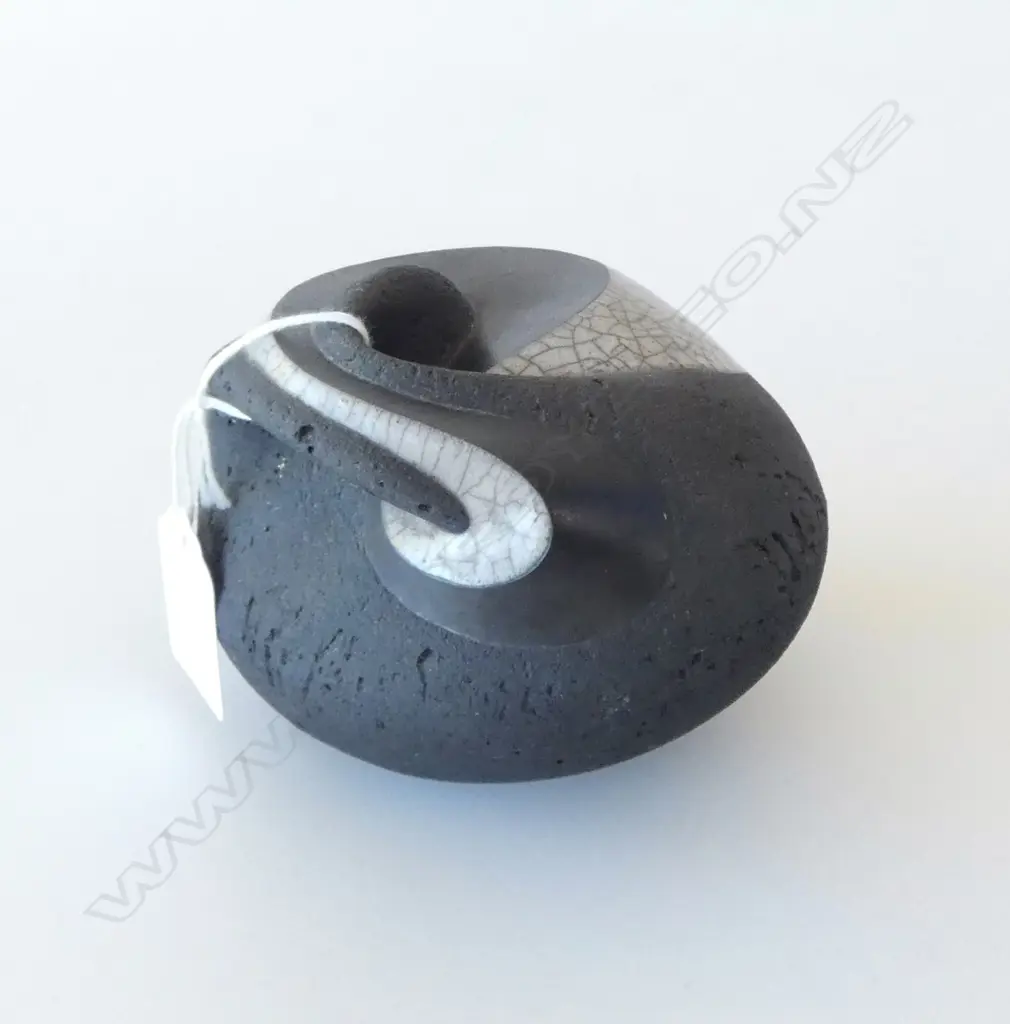 RICK RUDD STUDIO POTTERY CHARCOAL SCUPTURE 110mm dia Image 1++