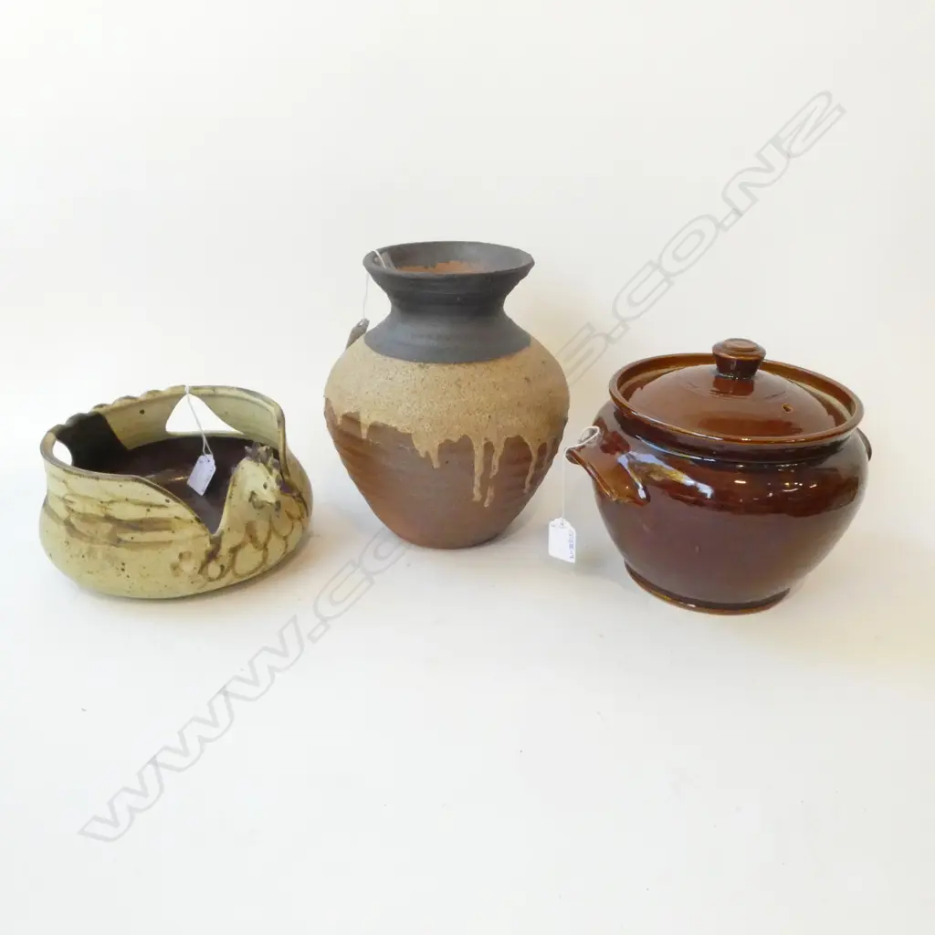 3 PCES. POTTERY INCLUDING PEARSON'S OF CHESTERFIELD, CHICKEN FORM BOWL (SMALL CHIP) Image 1++