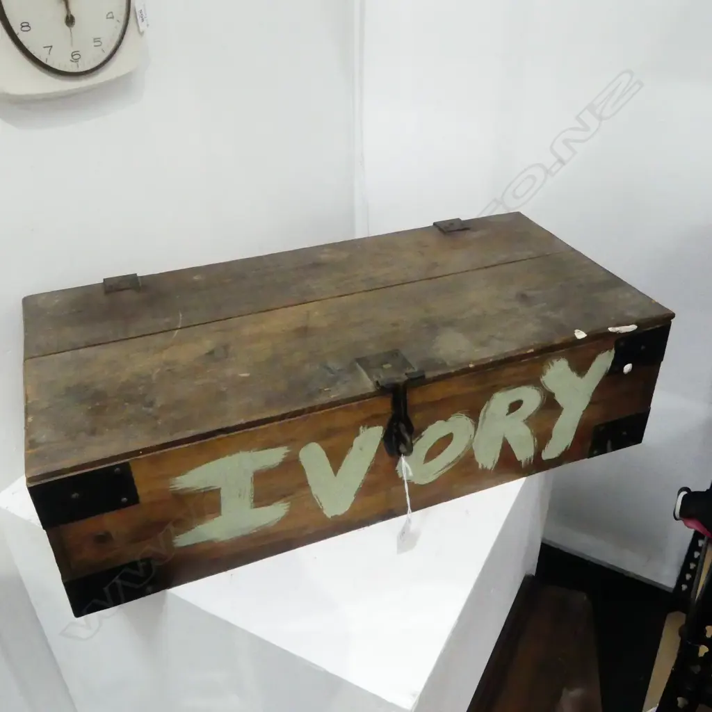 IRON BOUND PINE BOX W.635mm Image 1++