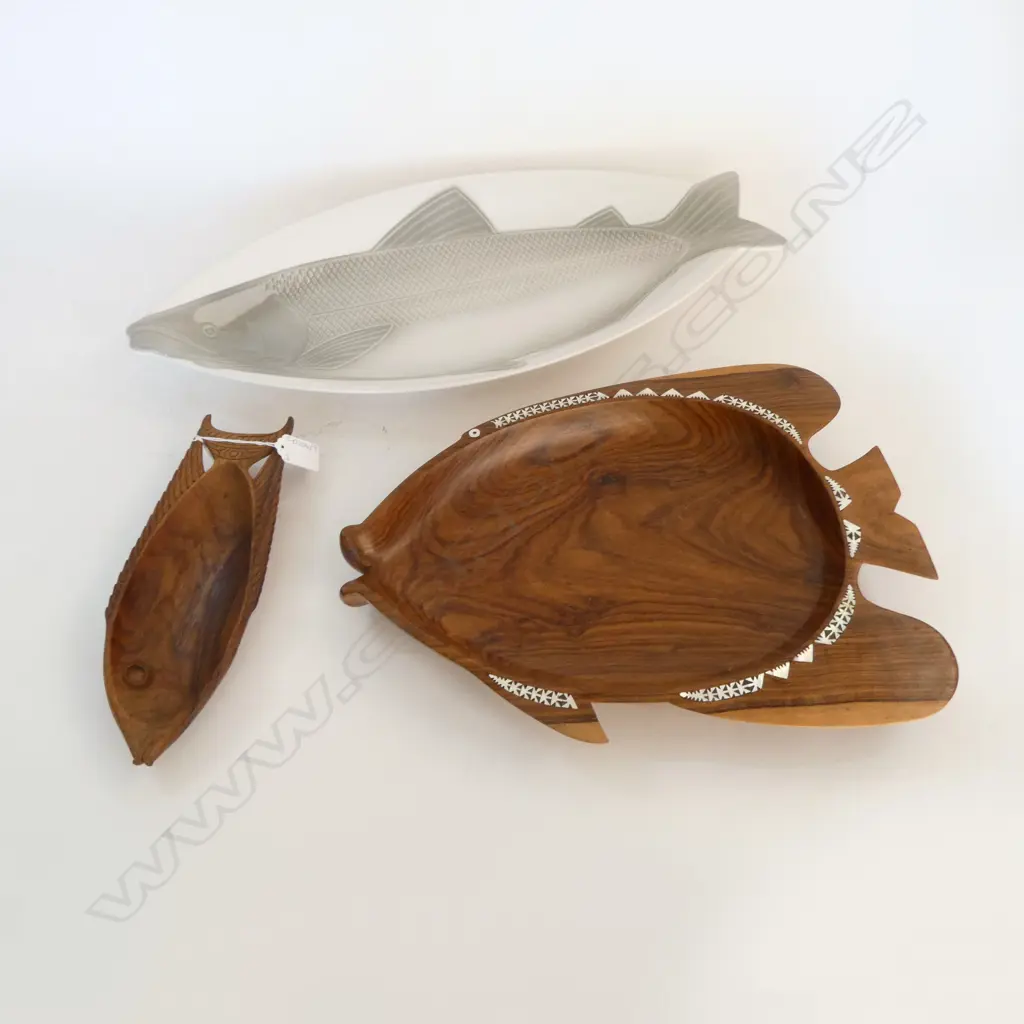 3 FISH PLATES; 2 WOODEN THOBRIAND ISLANDS, 1 JAPANESE CERAMIC L.565mm Image 1++