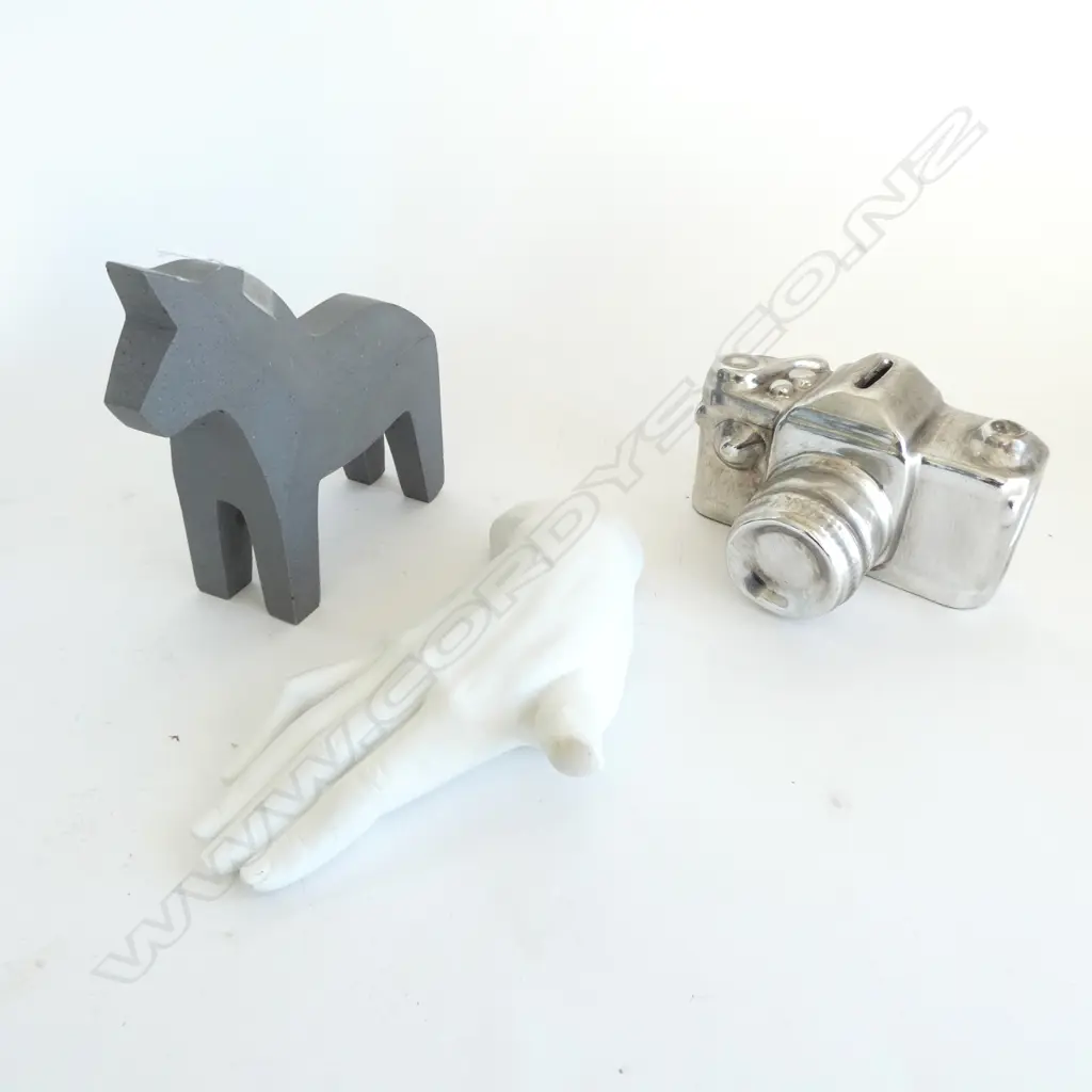 3 DECOR PCES; SILVER CERAMIC CAMERA W.160mm, BRUTALIST CONCRETE HORSE, WHITE RESIN HAND L.220mm Image 1++
