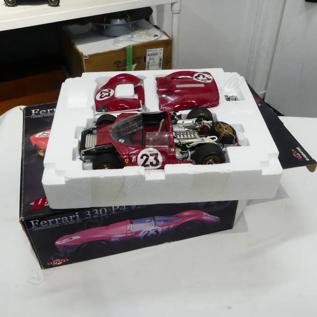 GMP FERRARI 330 P4 1:18 MODEL SIGNED BY CHRIS AMON + LINCENSE PLATE 614.411 Image 1++