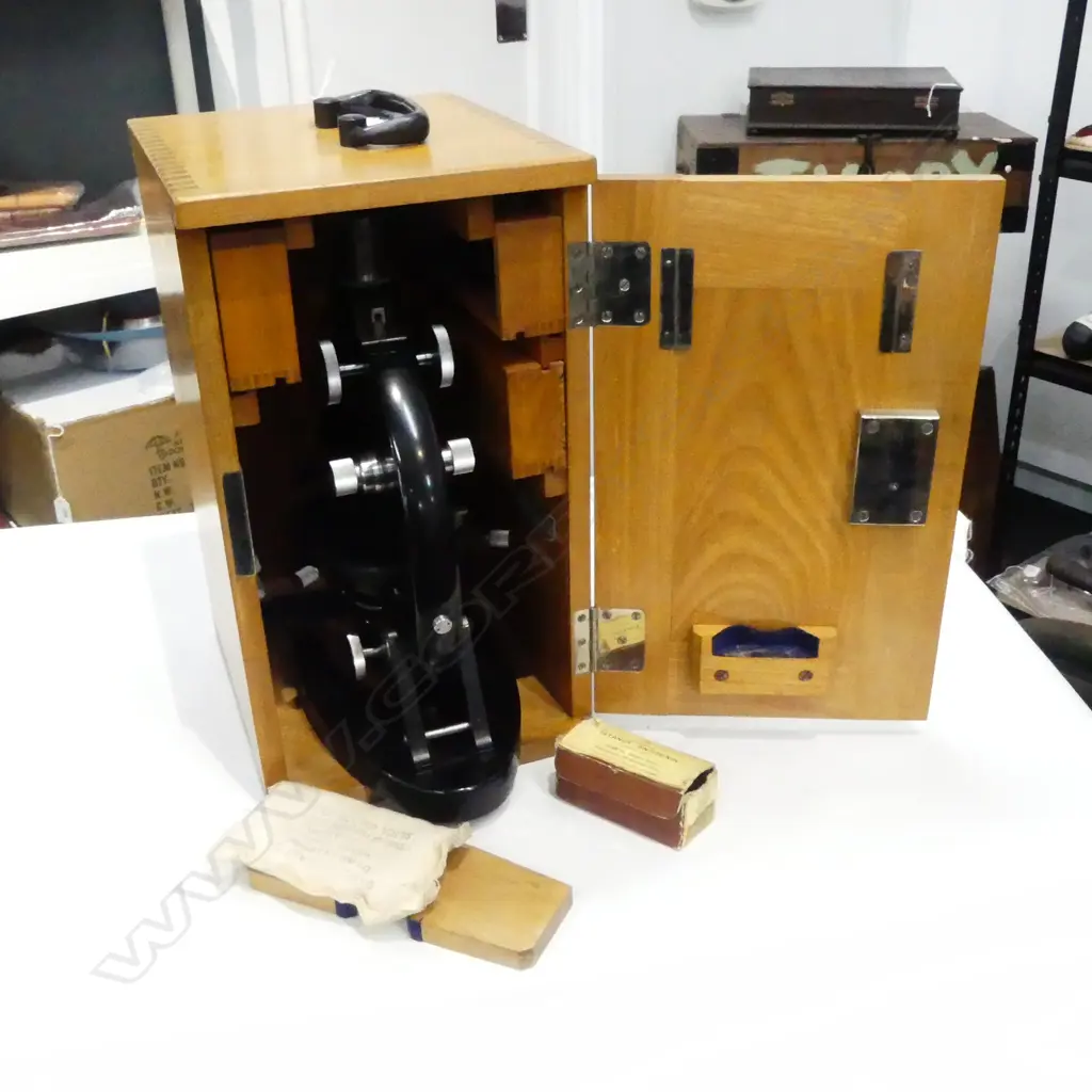 CASED MICROSCOPE H.360mm Image 1++