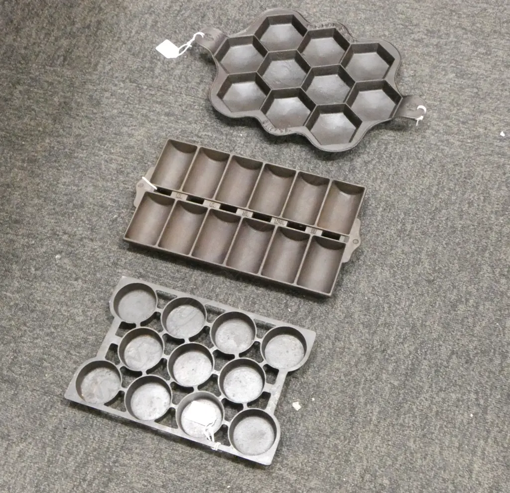 **RTV**  1407/2538/1780 2 VINTAGE CAST IRON GEM IRONS & MUFFIN PAN L370MM Image 1++