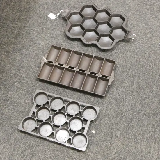 **RTV**  1407/2538/1780 2 VINTAGE CAST IRON GEM IRONS & MUFFIN PAN L370MM