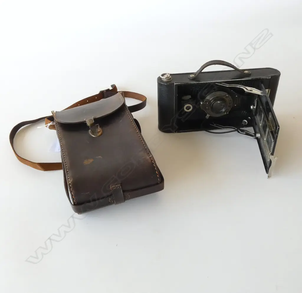 VINTAGE LEATHER CASED N3A FOLDING BROWNIES CAMERA L280MM Image 1++